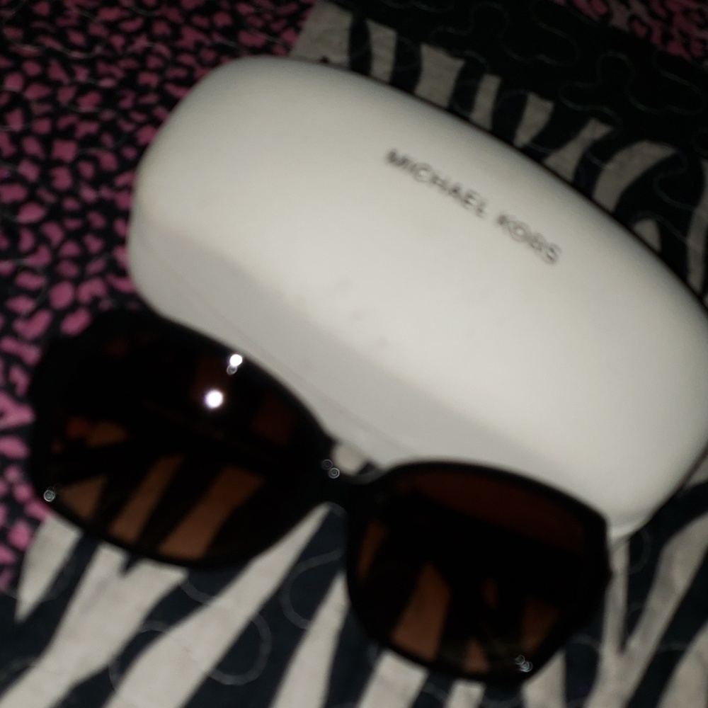 Sun glasses - Picture 2 of 4